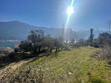 Baugrundstück in Prčanj mit Meerblick